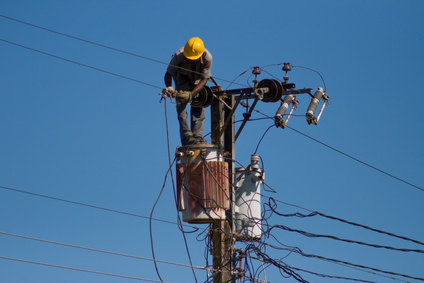 Agent EDF en train d'intervenir sur une ligne à haute tension. edf electricite energie sure