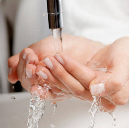 Mains recueillant l'eau qui coule d'un robinet robinet mains eau