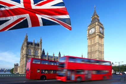 Photo de Londres avec des bus au premier plan et Big Ben au deuxième plan. londres bus anglais Big Ben
