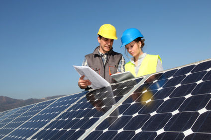 Un homme et une femme étudient des panneaux solaires photovoltaïques panneaux solaires photovoltaiques