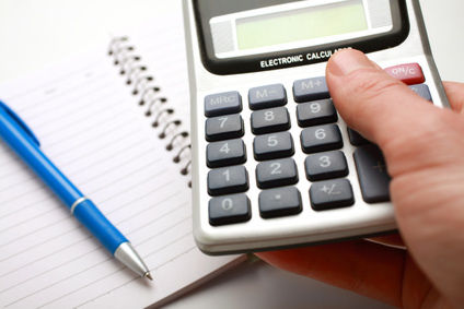 Calculatrice et carnet avec un crayon calculatrice carnet crayon