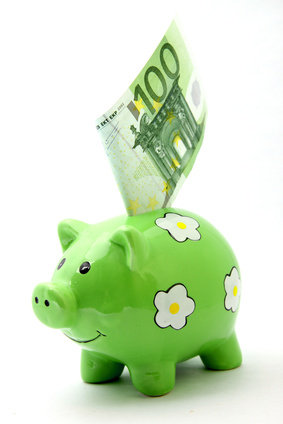 Tirelire verte en forme de cochon et billet de cent euros tirelire taxe electricite