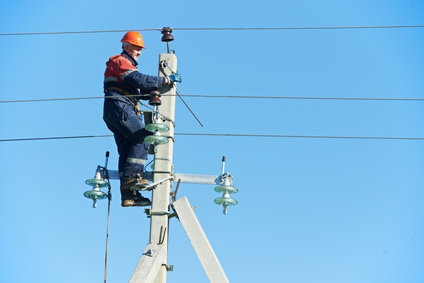 Technicien RTE sur une ligne électrique technicien RTE ligne electrique