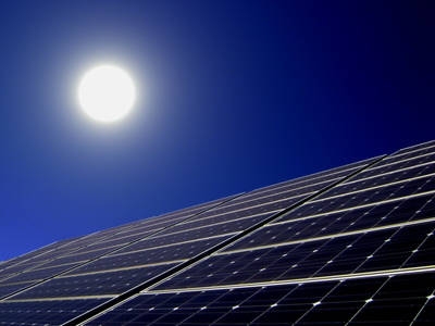 Panneaux photovoltaïques fonctionnant la nuit.