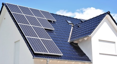 toiture solaire - toit équipé de panneaux photovoltaïques pour autoconsommation