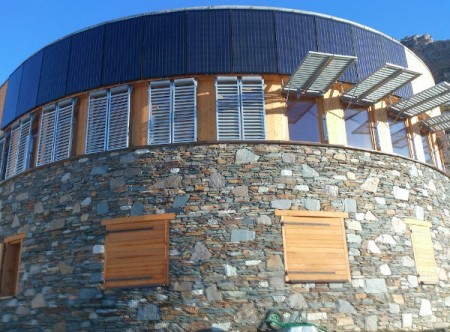 Panneaux solaires DualSun sur la façade du refuge de l'Apont.