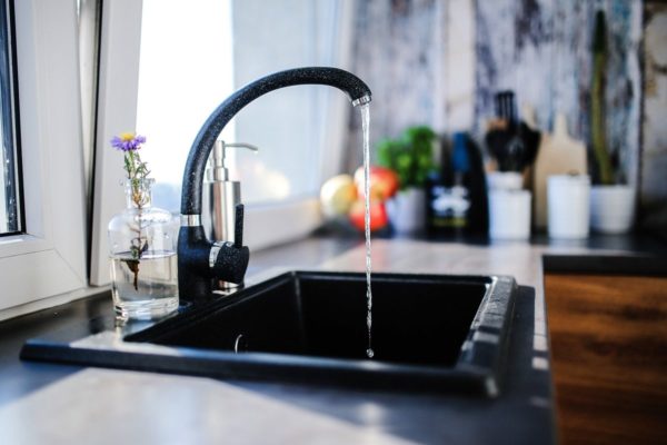 evier avec robinet mitigeur dans une cuisine