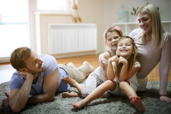 famille souriante dans un salon