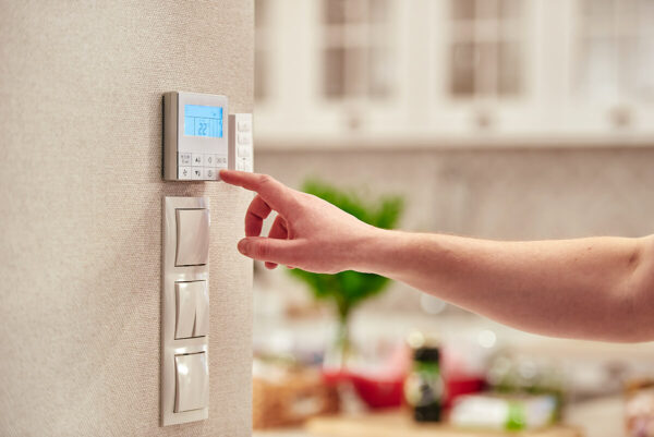 thermostat avec main qui regle la temperature