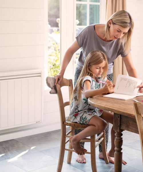 maman et sa fille faisant les devoirs