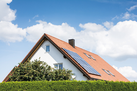 Panneaux solaires sur le toit d'une maison.