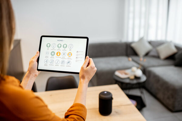 femme avec tablette pour gerer sa maison connectee