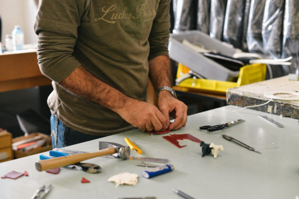 homme dans son garage