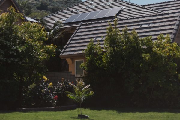 panneaux solaires sur un toit de maison