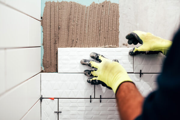 pose de faience dans une salle de bain