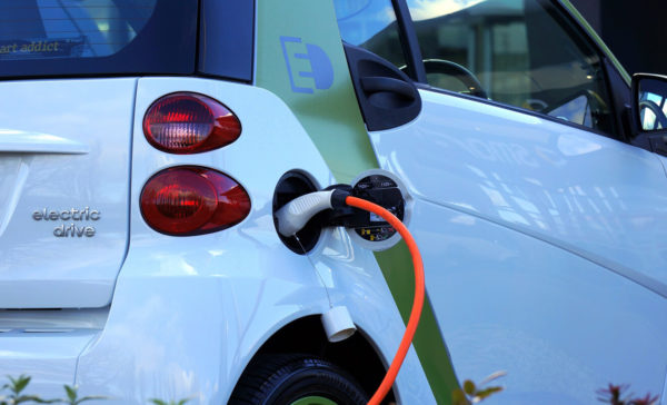 voiture electrique en recharge