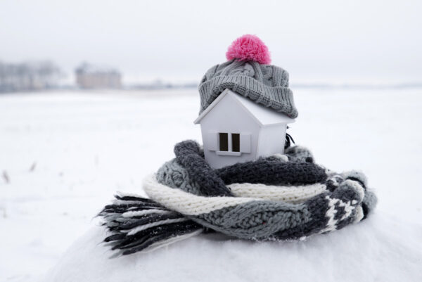 maison dans la neige avec bonnet et echarpe