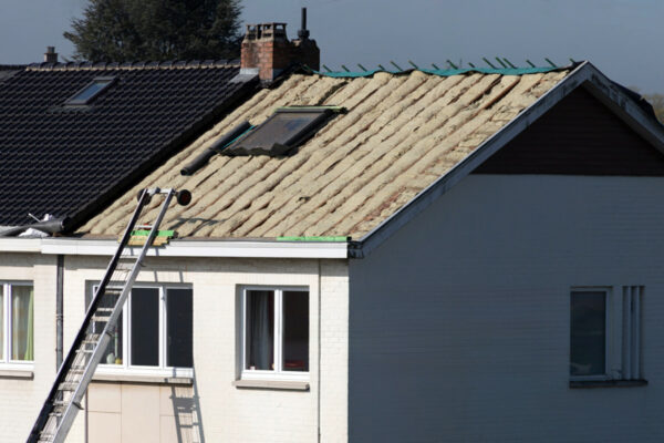 isolation de la toiture d'une maison par l'extérieur