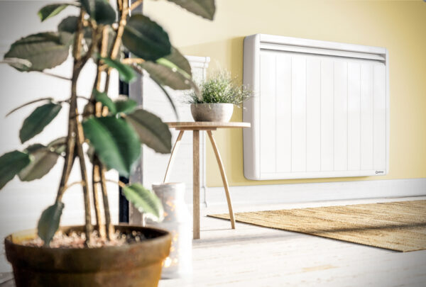 radiateur à inertie dans un salon avec mur jaune