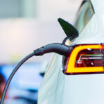 Comment recharger une voiture électrique à la maison ?